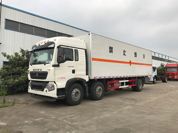 重汽豪沃9.6米前四后四煙花爆竹專(zhuān)用運(yùn)輸車(chē)