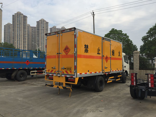 東風(fēng)多利卡5米2易燃液體廂式運(yùn)輸車(chē)