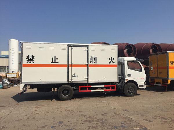 東風(fēng)多利卡5米2易燃液體廂式運(yùn)輸車(chē)