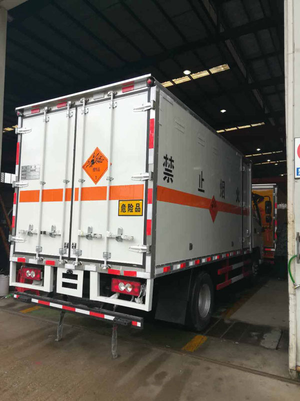 福田奧鈴4.5噸液化氣瓶運(yùn)輸車(chē)