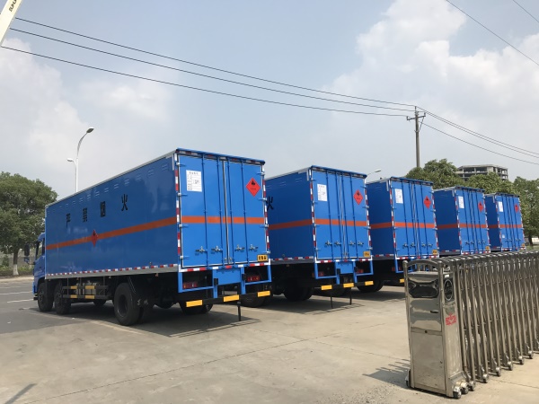 東風(fēng)天錦8.6米易燃?xì)怏w廂式運(yùn)輸車