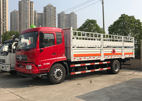 東風(fēng)天錦6.8米9.45噸氣瓶運輸車