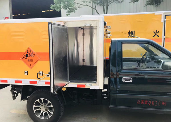 慶鈴五十鈴單排四驅(qū)皮卡炸藥運輸車