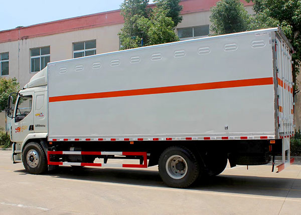 乘龍10噸炸藥運(yùn)輸車(chē)